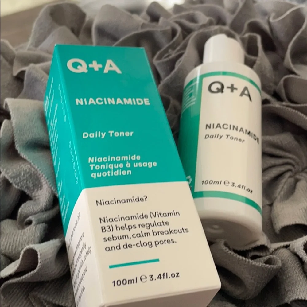 Q+A NIACINAMIDE DAILY TONER